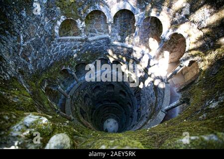 Blick von oben Der Iniciatic Gut in Quinta da Regaleira, Sintra, Portugal Stockfoto