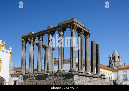 Der römische Tempel von Evora (Templo Romano de Evora), auch gekennzeichnet als der Templo de Diana mit blauer Himmel Stockfoto