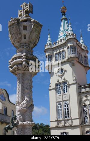 Skulptur außerhalb Sintra Rathaus barocke Gebäude an einem sonnigen Tag mit blauen Himmel. Stockfoto