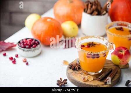 Pikanten Kürbis Punch oder Sangria in ein Glas mit Apfel, Zimt, Anis. Halloween und Thanksgiving. Traditionelle Herbst, Winter Getränke und Cocktails Stockfoto
