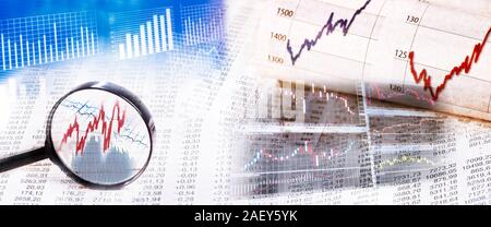 Die Aktienkurse wie Grafik und Tabelle mit Lupe und Monitor im Panorama Format Stockfoto