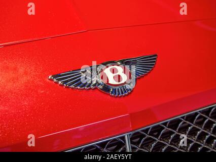 Das Logo von Bentley auf ein rotes Auto dieser Marke Stockfoto