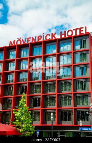Frankfurt, Hessen/Deutschland - vom 13. Juli 2019 Fassade des Mövenpick Hotel in Frankfurt am Main. Stockfoto