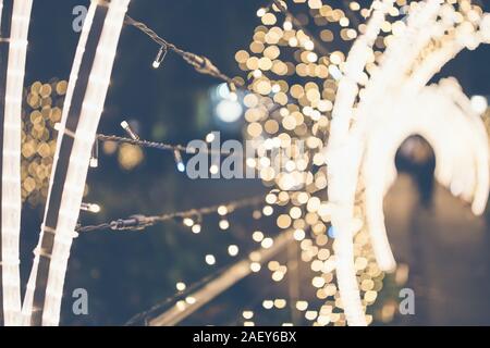 Verschwommenes Foto von Gasse der Weihnachtsbeleuchtung. Weihnachten und neues Jahr Feier und Energieverbrauch Konzept Stockfoto