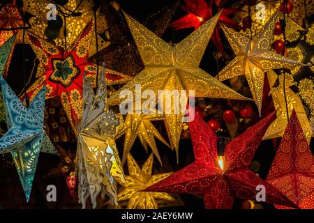 Glänzend bunten goldenen und roten Sterne, Weihnachten Symbol, hellen Hintergrund Stockfoto