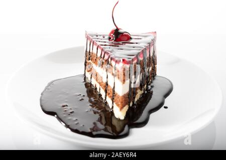 Stück Kuchen mit fließende Schokolade auf einem weißen Teller Stockfoto
