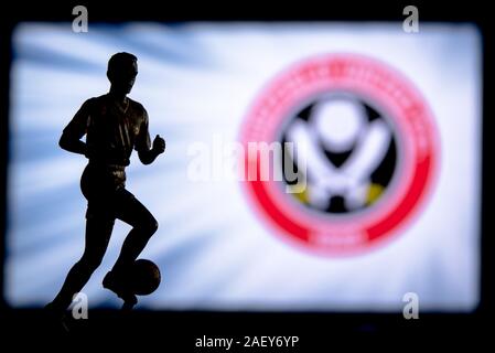 LONDON, ENGLAND, Juli. 1. 2019: Sheffield United Football Club Logo, Premier League, England. Soccer player Silhouette. Stockfoto