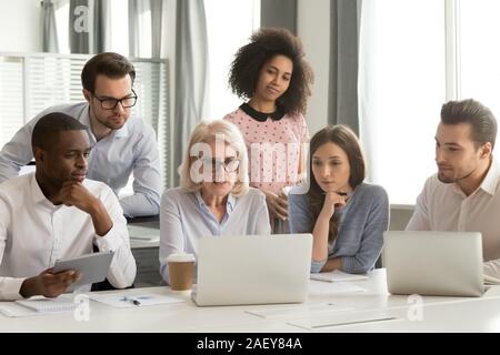 Diverse Mitarbeiter kooperierenden Diskussion von Projekt zusammen Stockfoto