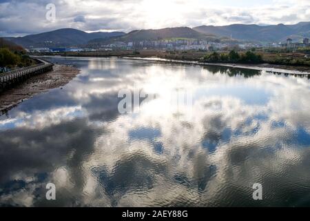 Fußweg entlang des Flusses Bidassoa, Hendaye, Pyrénéres-Atlantiques, Frankreich Stockfoto