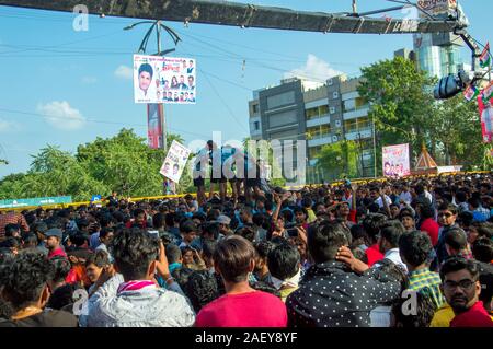 AMRAVATI, MAHARASHTRA, Indien - 8. SEPTEMBER 2018: die Masse der jungen Menschen Spaß und Tanz in der "Govinda" an Dahi Handi festival Gott K zu feiern. Stockfoto