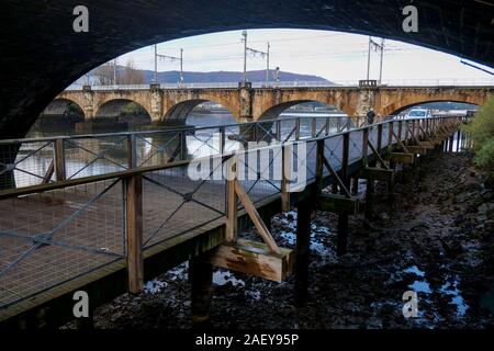 Fußweg entlang des Flusses Bidassoa, Hendaye, Pyrénéres-Atlantiques, Frankreich Stockfoto