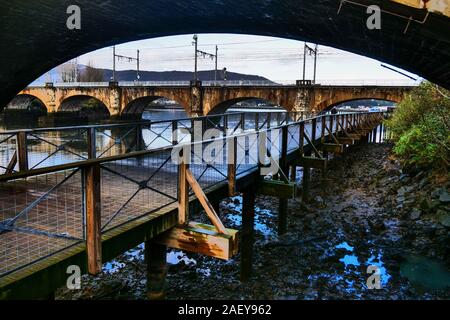 Fußweg entlang des Flusses Bidassoa, Hendaye, Pyrénéres-Atlantiques, Frankreich Stockfoto