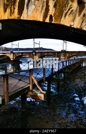 Fußweg entlang des Flusses Bidassoa, Hendaye, Pyrénéres-Atlantiques, Frankreich Stockfoto