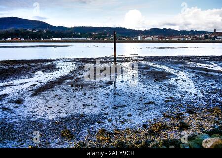 Bidassoa River bei Ebbe, Hendaye, Pyrénées-Atlantique, Frankreich Stockfoto