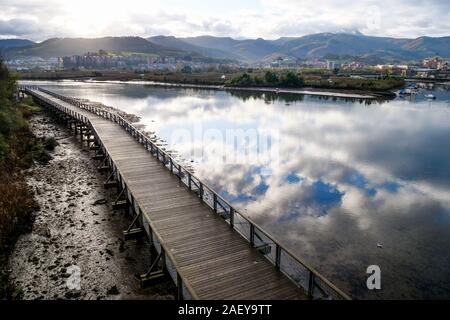 Fußweg entlang des Flusses Bidassoa, Hendaye, Pyrénéres-Atlantiques, Frankreich Stockfoto