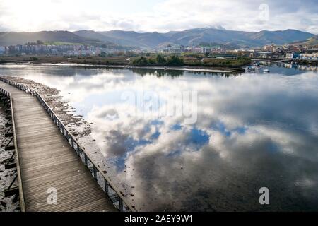 Fußweg entlang des Flusses Bidassoa, Hendaye, Pyrénéres-Atlantiques, Frankreich Stockfoto