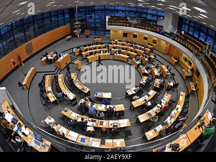 11 Dezember 2019, Thueringen, Erfurt: Mitglieder des Europäischen Parlaments sitzen im Plenarsaal während der aktuellen Stunde in den Thüringer Landtag. In seiner zweiten Sitzung der neu gewählten Thüringer Landtag beschäftigt sich mit dem Strukturwandel in der Automobilindustrie, die Lage der Landwirte, die Personalsituation der Polizei, der Klimapolitik, die Auseinandersetzung mit DDR-Unrecht und die Bedeutung der Rechte der Kinder kommen. Foto: Martin Schutt/dpa-Zentralbild/dpa Stockfoto