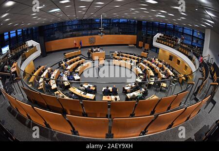 11 Dezember 2019, Thueringen, Erfurt: Mitglieder des Europäischen Parlaments sitzen im Plenarsaal während der aktuellen Stunde in den Thüringer Landtag. In seiner zweiten Sitzung der neu gewählten Thüringer Landtag beschäftigt sich mit dem Strukturwandel in der Automobilindustrie, die Lage der Landwirte, die Personalsituation der Polizei, der Klimapolitik, die Auseinandersetzung mit DDR-Unrecht und die Bedeutung der Rechte der Kinder kommen. Foto: Martin Schutt/dpa-Zentralbild/dpa Stockfoto