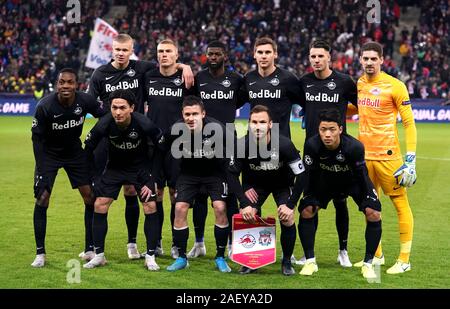 Red Bull Salzburg (von links nach rechts, von hinten nach vorn) Erling Braut Haland, Rasmus Nissen, Jerome Onguene, Maximilian Wober, Dominik Szoboszlai, Torwart Cican Stankovic, Enock Mwepu, Takumi Minamino, Zlatko Junuzovic, Andreas Ulmer, und Hee-Chan Hwang Line up vor dem Kick-off während der UEFA Champions League Spiel in der Red Bull Arena, Salzburg. PA-Foto. Bild Datum: Dienstag, 10. Dezember 2019. Siehe PA-Geschichte FUSSBALL Liverpool. Photo Credit: John Walton/PA-Kabel Stockfoto