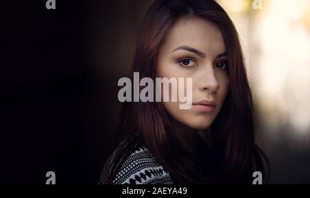 Lonely traurige Frau tief in Gedanken hinter suchen Stockfoto