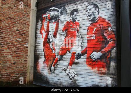 Garagentor Malerei des FC Liverpool Football spieler auf Fleet Street, in Concert Square, Cavern, Liverpool. England, Europa. Stockfoto