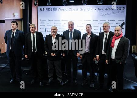 Jerusalem, Israel. 11. Dezember, 2019. Veranstalter posieren für ein Gruppenfoto bei der Eröffnung der FIDE Schach Grand Prix 2019. Notre Dame von Jerusalem Zentrum beherbergt die letzte Etappe der World Chess Championship Zyklus. Die 16 weltbesten Großmeister weiterhin ihren Kampf für eine 800.000 Euro Preisgeld, zwei Punkte in Kandidaten für das nächste Jahr Turnier und eine Chance zu Gesicht der amtierende Weltmeister, Magnus Carlsen, 2020 Meisterschaft übereinstimmen. Credit: Nir Alon/Alamy leben Nachrichten Stockfoto