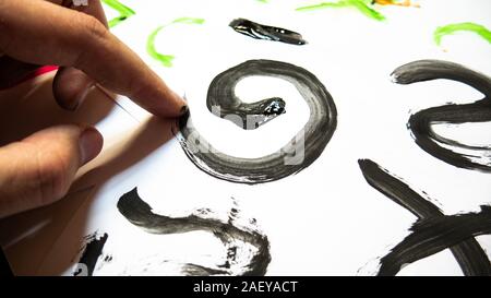 Schwarze Schilder mit Gouache und Pinsel gezeichnet. Stockfoto