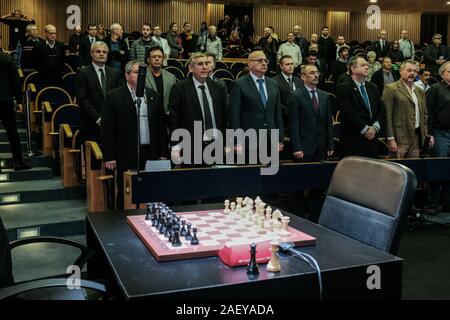 Jerusalem, Israel. 11. Dezember, 2019. Die israelische Nationalhymne und der Internationalen Chess Federation sind bei der Eröffnung der FIDE Schach Grand Prix 2019 gespielt. Notre Dame von Jerusalem Zentrum beherbergt die letzte Etappe der World Chess Championship Zyklus. Die 16 weltbesten Großmeister weiterhin ihren Kampf für eine 800.000 Euro Preisgeld, zwei Punkte in Kandidaten für das nächste Jahr Turnier und eine Chance zu Gesicht der amtierende Weltmeister, Magnus Carlsen, 2020 Meisterschaft übereinstimmen. Das Turnier hat einen knock out-Format mit 16 Spielern am Start. Credit: Nir Alon/Alamy leben Nachrichten Stockfoto