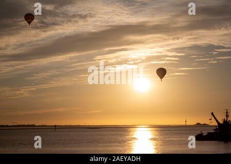 Ballons am wunderschönen Sonnenuntergang am Sail Bremerhaven Stockfoto