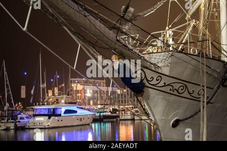 Motorboot und Segelschiff am Sail Bremerhaven Stockfoto