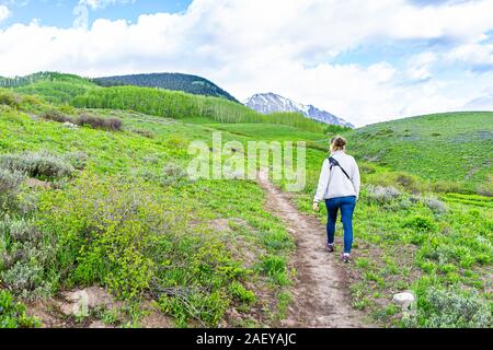Snodgrass Trail mit der Frau zu Fuß auf Wanderweg in Mount Crested Butte, Colorado im Nationalpark Berge Stockfoto