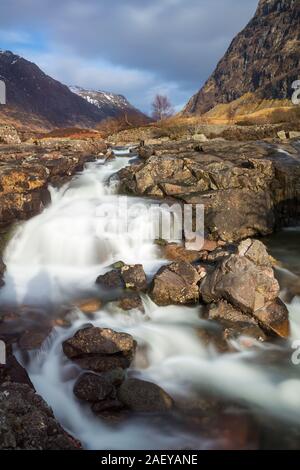 Clachaig fällt mit dem Aonach Dubh in der Ferne Glencoe, Scottish Highlands, Schottland, UK im März - lange Belichtung Stockfoto