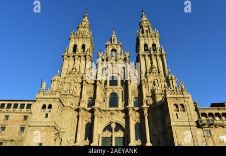 Dom mit Sonnenuntergang und der blauen Himmel. Blick von der Praza do Obradoiro. Santiago de Compostela, Spanien. Stockfoto