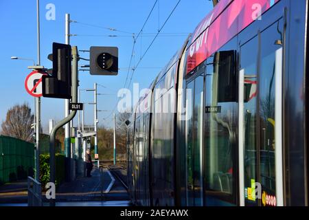 Nottingham Straßenbahn vorbei an einem Signal vor der Ankunft in David Lane Straßenbahnhaltestelle, Basford, Nottingham, EnglandUK Stockfoto