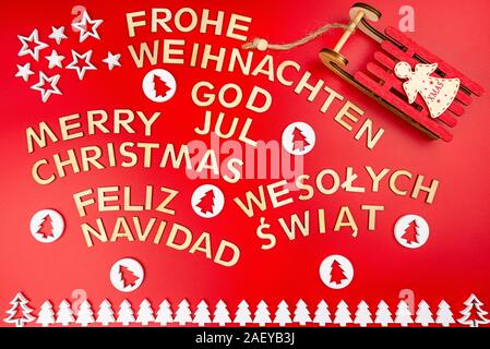 Frohe Weihnachten Beschreibung im Rahmen aus Tannenzweigen auf weißem