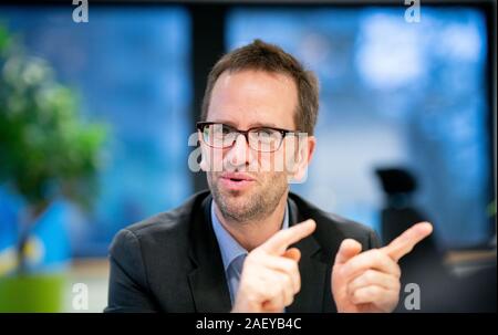 Berlin, Deutschland. 11 Dez, 2019. Klaus Müller, Vorstand der Verbraucherzentrale Bundesverband (vzbv), spricht in einem Interview mit Journalisten der Deutschen Presseagentur. Credit: Kay Nietfeld/dpa/Alamy leben Nachrichten Stockfoto