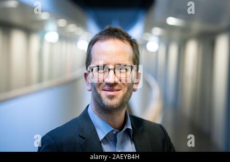 Berlin, Deutschland. 11 Dez, 2019. Klaus Müller, Vorstand der Verbraucherzentrale Bundesverband (vzbv), schaut in die Kamera des Fotografen. Credit: Kay Nietfeld/dpa/Alamy leben Nachrichten Stockfoto