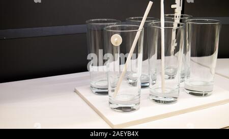 Eine Reihe von transparenten Gläser mit Röhren. Stockfoto