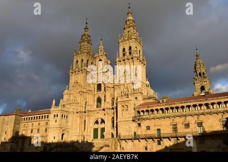 Dom mit Sonnenuntergang Licht an einem regnerischen Tag. Blick von der Praza do Obradoiro. Santiago de Compostela, Spanien. Stockfoto