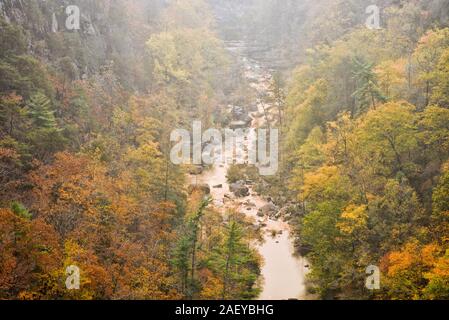 Tallulah River bei Sonnenaufgang in Wapakoneta fällt Georgia USA. Ein in der Nähe wildfire schafft ungewöhnliche Farben und Haze. Stockfoto