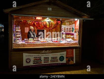 Abschaltdruck Verkauf curry Soßen, Chutneys und Pickles bei Glow 2019, RHS Wisley, Surrey, eine saisonale Veranstaltung der Beleuchtung in der Nacht im Botanischen Garten Stockfoto