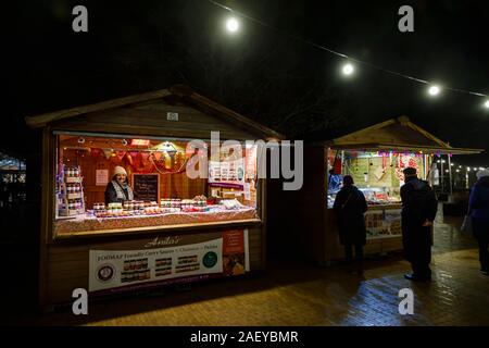 Abschaltdruck Verkauf curry Soßen, Chutneys und Pickles bei Glow 2019, RHS Wisley, Surrey, eine saisonale Veranstaltung der Beleuchtung in der Nacht im Botanischen Garten Stockfoto