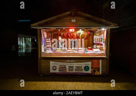 Abschaltdruck Verkauf curry Soßen, Chutneys und Pickles bei Glow 2019, RHS Wisley, Surrey, eine saisonale Veranstaltung der Beleuchtung in der Nacht im Botanischen Garten Stockfoto