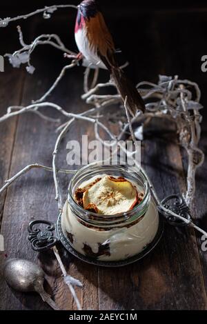 Schokolade Joghurt im Glas. leckeres Dessert an einem Wintermorgen. Gesunde Ernährung und Süßigkeiten Stockfoto