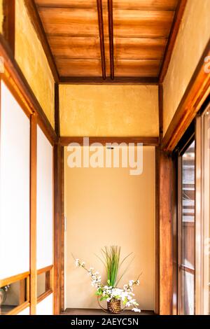 Traditionellen japanischen Ryokan home mit Shoji Schiebetüren Papier Türen und Ikebana vase Dekoration auf Alkoven Stockfoto