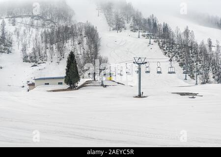 Takayama, Japan in der Präfektur Gifu, Japan mit Skigebiet Lift in der Nähe von Okuhida Dörfer und Shinhotaka Seilbahn mit winter schnee Stockfoto