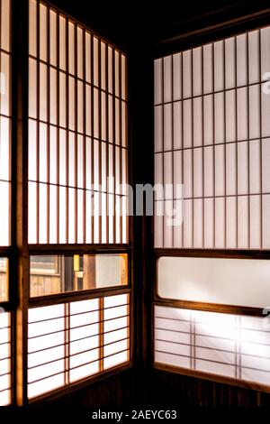 Ansicht der traditionellen japanischen Haus Onsen Ryokan Hotel in Japan mit Shoji Schiebetüren Papier Türen und Fenster zum Flur Garten Stockfoto