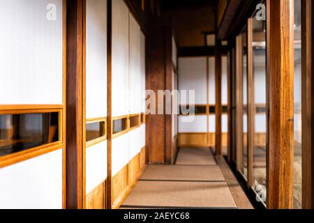 Traditionelle japanische Home oder Ryokan mit Shoji Schiebetüren Papier Türen Tatami Matten Boden im Flur Flur zum Zimmer von Fenstern Stockfoto
