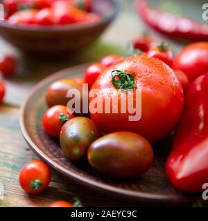 Nahaufnahme von roten gesunden Cherry Tomaten und Paprika auf hölzernen Tisch Stockfoto