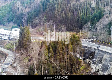 Takayama, Japan Luftaufnahme von Autobahn Straße und Auto im Frühjahr in der Präfektur Gifu Okuhida Dörfern in der Nähe von Shinhotaka Seilbahn Stockfoto